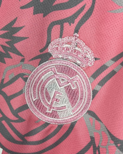 real_madrid_pink_hello_kitty_logo_copyright.jpg 2tskits 2thestreet kits